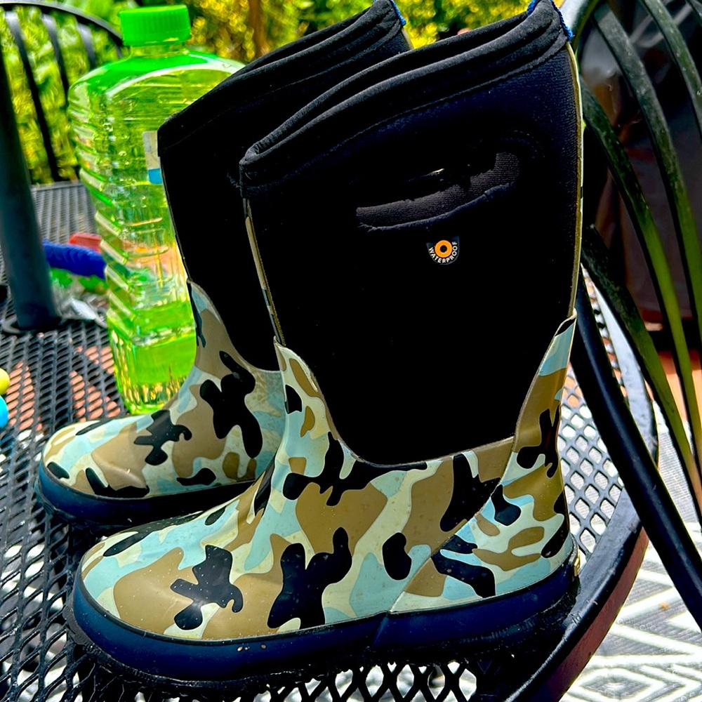 Bogs Little Boys Size 1 EXC used condition